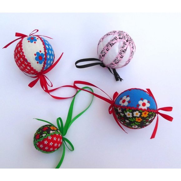 Vintage Lot Of 4 Handmade Patchwork Quilt Christmas Ornaments - Picture 3 of 7